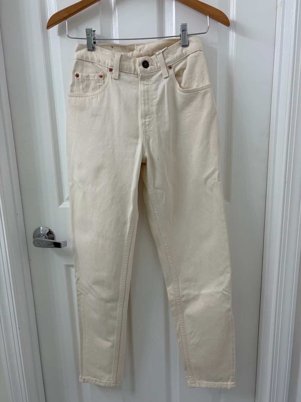 Levi’s 550 Cream Colored Jeans•Relaxed Fit•Tapered Leg•Comfy fit•classic•3 short